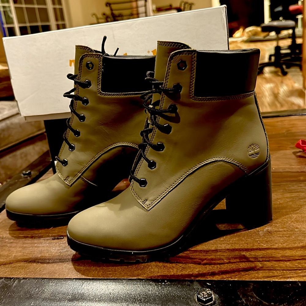 New Timberland dark green heeled leather  boots sz 9.5